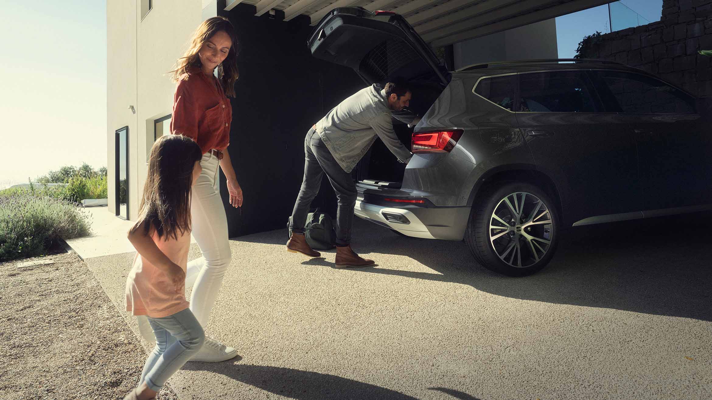 Family enjoying the SEAT Ateca in gaphite grey colour boot space